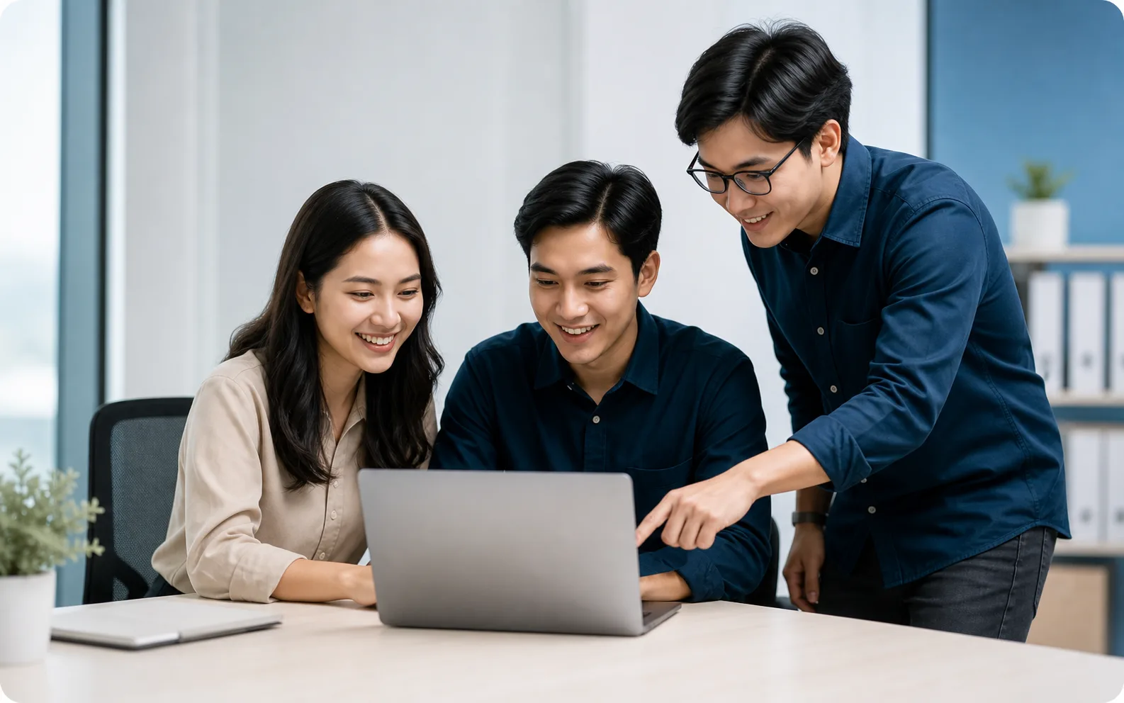 Peserta training AI Inatechno berkolaborasi menggunakan laptop